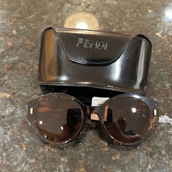 SOLD!!!!!!!!      Fendi gradient logo cat eye sunglasses made in Italy - Picture 3 of 10